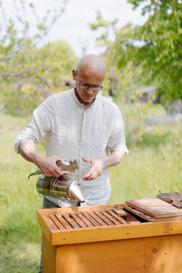 Demeter-zertifizierte Imkerei, © Niederösterreich Werbung/Mara Hohla Imker bei der Arbeit