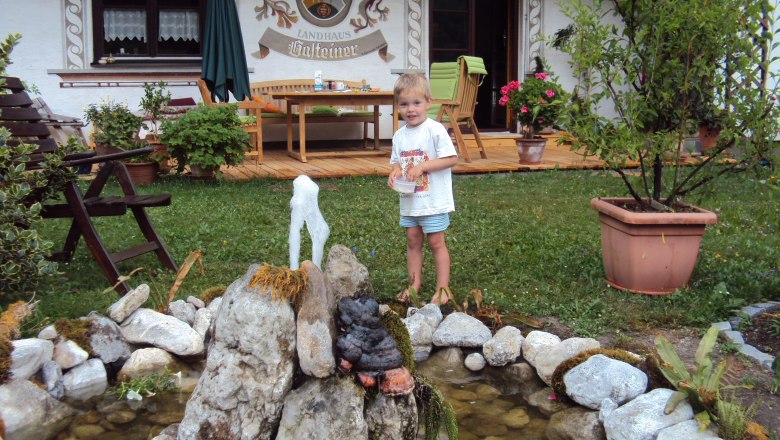 Kind im Garten, © Familie Gasteiner Kind im Garten, © Familie Gasteiner