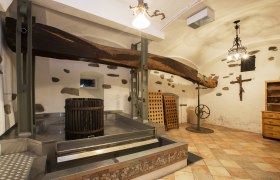 WEinkeller mit Presse am Bio-Winzerhof Kellermandl, © Monika Loeff WEinkeller mit Presse am Bio-Winzerhof Kellermandl, © Monika Loeff