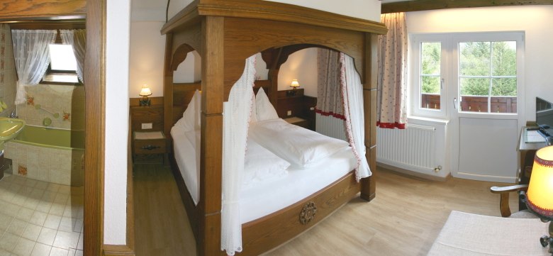 Apartment 4, © Marianne Gschaider Gemütliches Schlafzimmer mit Himmelbett, angrenzendem Badezimmer und Balkonzugang.