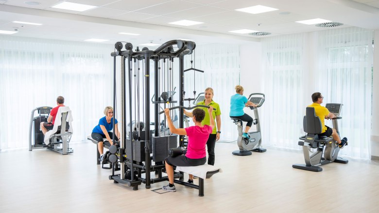 Kardio-Fit-Raum, © HKZGG, Robert Herbst Menschen trainieren in einem hellen Fitnessraum mit verschiedenen Geräten.