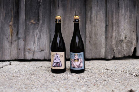 Apfel-Pet-Nats „Die Apfelkönigin“ und „Der Apfelkönig“, © Niederösterreich Werbung/Mara Hohla Flasche Apfel-Pet-Nats „Die Apfelkönigin“ und „Der Apfelkönig“ mit Karikaturen von Viktoria und Maximilian Preiß auf den Etiketten gestaltet von Künstlerin Linda Partaj