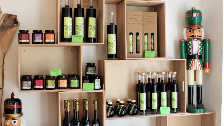 Allerlei Produkte im Nusseum Krummnußbaum, © Johann Peham Regal mit Nussprodukten und Nussknackern im Nusseum Krummnußbaum.
