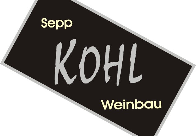 LOGO, © Weinbau Sepp Kohl Logo von Sepp Kohl Weinbau mit schwarzem Hintergrund und Schriftzug in Weiß und Grau.