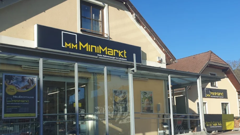 Minimarkt - Laimbach am Ostrong, © Manfred Schagerl Außenansicht eines MiniMarkt-Geschäfts mit Glasfassade und Werbeplakaten.