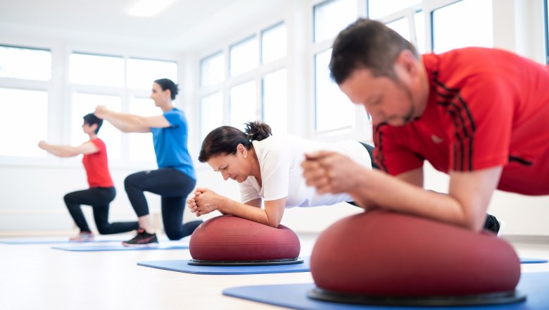 Kraft- und Sensomotoriktraining, © Moorheilbad Harbach Personen beim Kraft- und Sensomotoriktraining auf Matten.