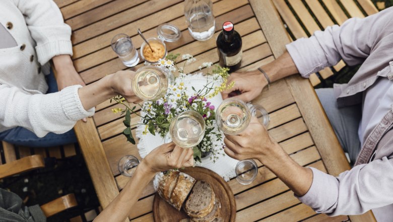 Weine verkosten, © Weinviertel Tourismus GmbH / Sophie Menegaldo Weine verkosten, © Weinviertel Tourismus GmbH / Sophie Menegaldo