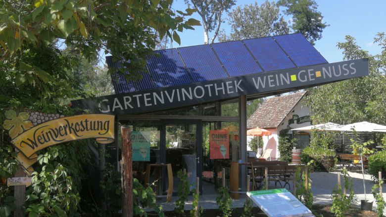Gartenvinothek Weingenuss auf der GARTEN TULLN, © Weingut Koch Gartenvinothek von außen mit Tischen und Stühlen im freien
