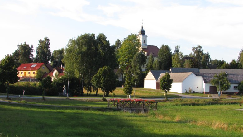 Haugschlag Ortsmitte, © Gemeinde Haugschlag Ländliche Szene mit Kirche und Häusern in Haugschlag.