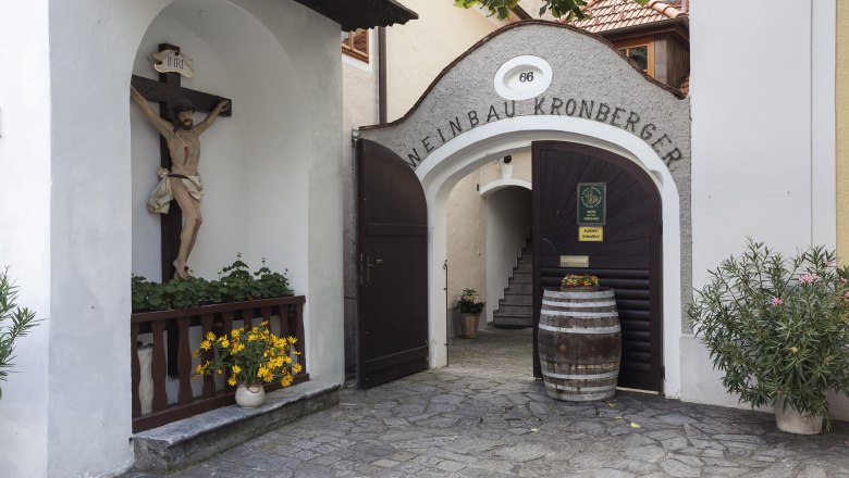 Eingangsbereich zum Weingut Kronberger Karl, © Monika Loeff Eingangsbereich zum Weingut Kronberger Karl, © Monika Loeff