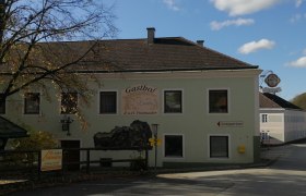 Gasthaus zur Linde, © Roman Zöchlinger Außenansicht eines Gasthauses mit Schild 'Gasthof zur Linde'.