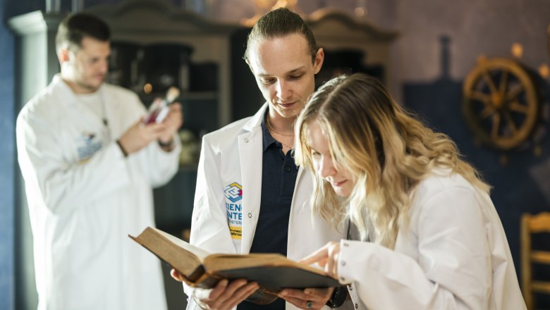 TDR-EscapeRoomHdD, © Land Niederösterreich Klaus Ranger 3 Personen im Forscherkittel suchen nach der Lösung