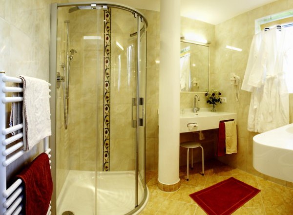 Kamptalschlössl, © Kamptalschlössl Modernes Badezimmer mit Dusche, Waschbecken und Handtuchhalter.