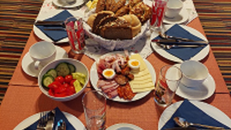 TDR-Pension Welserhof, © Bartfai Frühstückstisch mit Geschirr, Brot, Aufschnitt und Gemüse.