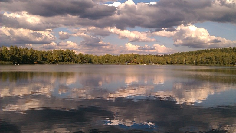 Freizeitgemeinde Langau 3, © Hannes Messmann Ein See mit bewölktem Himmel und Wald im Hintergrund.