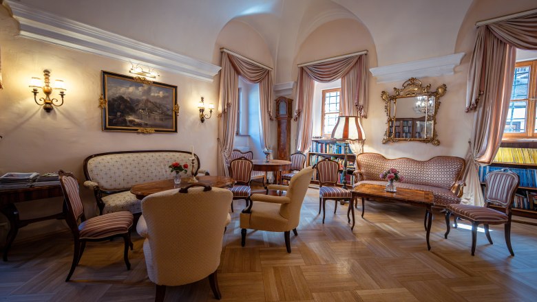 Hotel Schloss Dürnstein, © Niederösterreich Werbung / Maximilian Pawlikowsky Eleganter Salon im Hotel Schloss Dürnstein mit antiken Möbeln, Gemälden und Büchern.