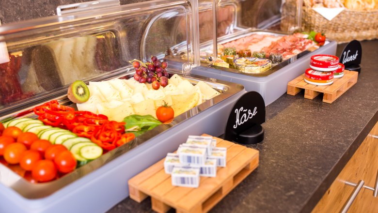 Frühstücksbuffet im Winzerhof Leonhartsberger, © winzerhof leonhartsberger Buffet mit Käse, Aufschnitt, Gemüse und Brot.