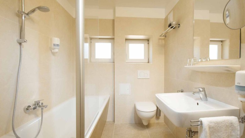 Bad Hotel Kaiser Franz Josef, © Hotel Kaiser Franz Josef Modernes Badezimmer mit Badewanne, Waschbecken und Toilette.