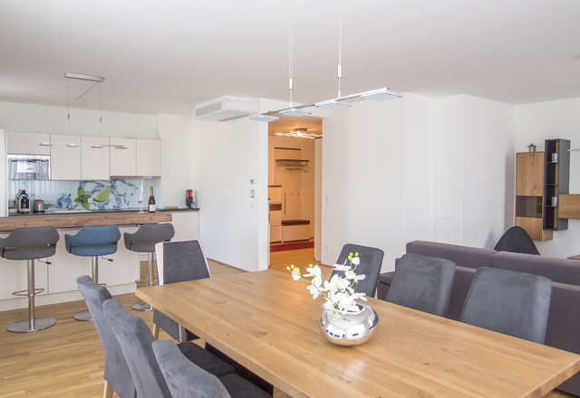 TDR-Fewo Rooftop Wohnzimmer, © Guestia GmbH gemütliches Wohnesszimmer mit Esstisch für bis zu 6 Personen