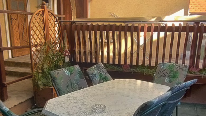 Terrasse, © Arkadenhof Schneider Überdachte Terrasse mit Tisch und Stühlen.