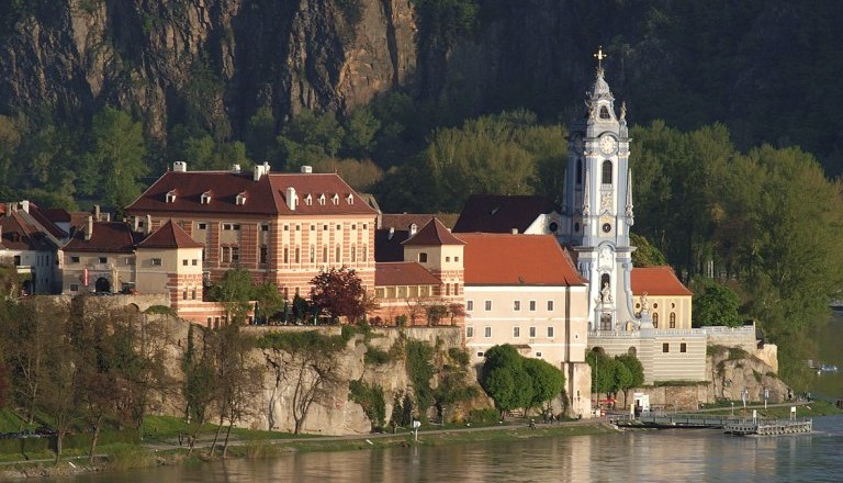 Aussenansicht Dürnstein und Schloss, © Hotel Schloss Dürnstein GmbH Blick auf Dürnstein mit Donau im Vordergrund.