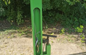 Radservicestation DIE GARTEN TULLN, © DIE GARTEN TULLN Grüne Radservicestation mit Werkzeugen im Freien.