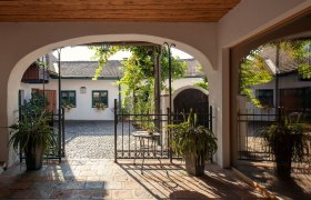 innenhof_eingang_c_urbanushof-_-leonhard-hilzensauer_preview, © Leonhard Hilzensauer innenhof_eingang_c_urbanushof-_-leonhard-hilzensauer_preview, © Leonhard Hilzensauer