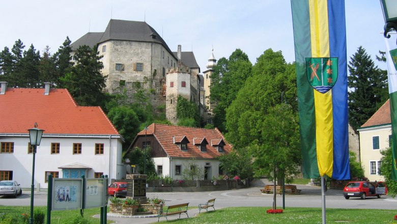 Hauptplatz Albrechtsberg 01, © Mayrhofer Wolfgang Hauptplatz in Albrechtsberg mit Schloss im Hintergrund und Fahne im Vordergrund.
