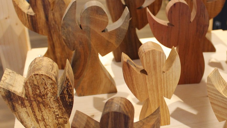 engel, © Johann Peham Holzengel auf einem Tisch in einem Geschäft.