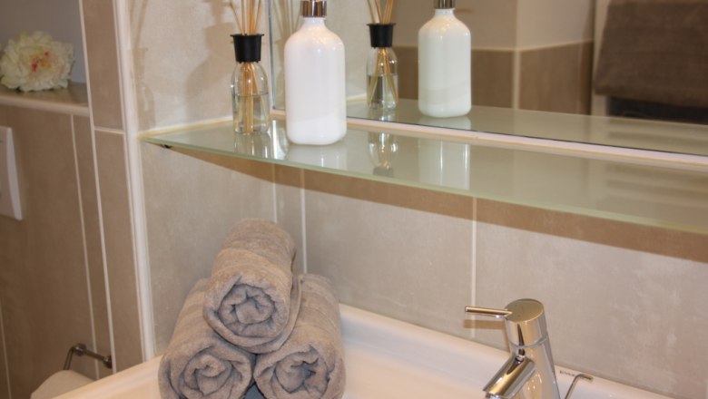 Altes Pförtnerhaus, © © Elisabeth Hofer Badezimmer mit Handtüchern, Seifenspender und Duftstäbchen.