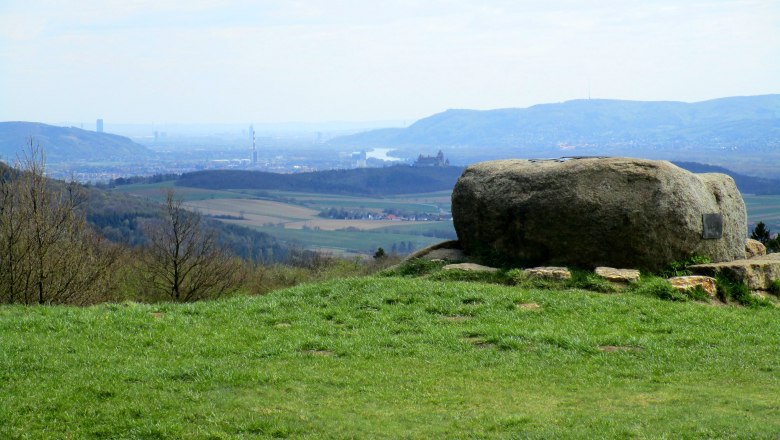 Michelberg, © Karoline Krammer Aussicht vom Michelberg mit großem Stein im Vordergrund und Landschaft im Hintergrund.