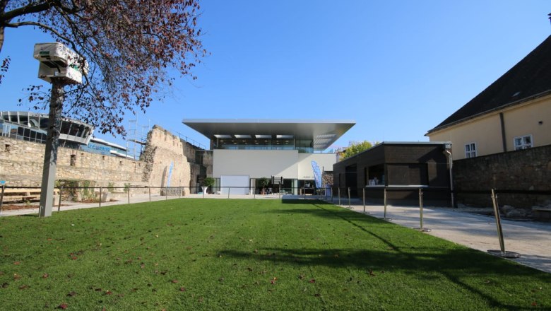 Museum St. Peter mit Bürgermeistergarten, © Alexander List Museum St. Peter mit modernem Gebäude und grünem Rasen im Vordergrund.