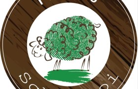 Logo Hackl´s Schofstoi, © Familie Hackl Logo von Hackl's Schofstoi mit einem gezeichneten Schaf aus einem Fingerabdruck auf Holzoptik-Hintergrund.