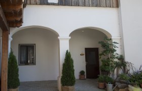 Ferienwohnung Fam. Muck, © Muck Innenhof der Anlage mit Pflanzen und zwei gemauerten Rundbögen.