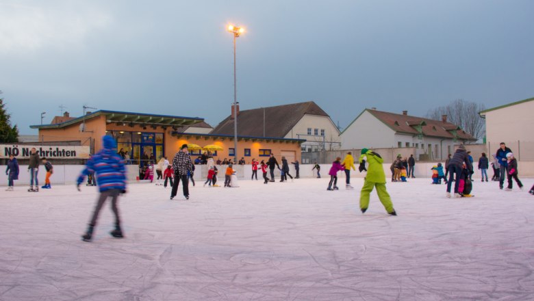Kunsteisbahn Hollabrunn, © Stadtgemeinde Hollabrunn Menschen beim Eislaufen auf einer Kunsteisbahn in Hollabrunn.