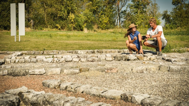 Villa Rustica Höflein, © Steve Haider Pärchen besichtigt die Villa Rustica