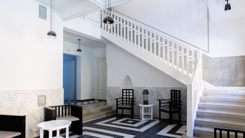 Eingangsbereich, © Thalhof, Katrin Nusterer Moderner Eingangsbereich mit Treppe, schwarz-weißen Fliesen und minimalistischen Möbeln.