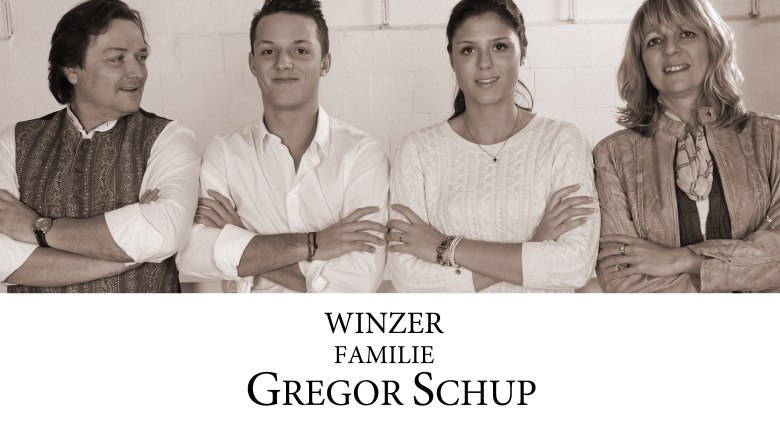 Winzer Familie Gregor Schup, © Gregor Schup Vier Personen stehen nebeneinander, lächeln und haben die Arme verschränkt. Darunter steht 'Winzer Familie Gregor Schup'.