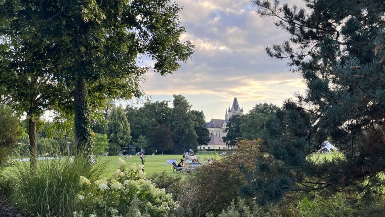 Abendstimmung Schlosspark Grafenegg, © "Natur im Garten" _ Abendstimmtung Abendstimmung im Schlosspark Grafenegg mit Blick auf das Schloss und Menschen im Park.