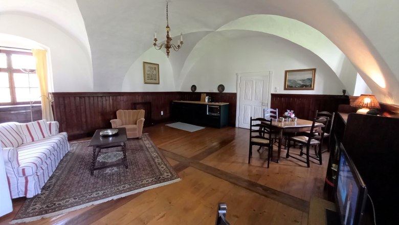 Ferienwohnung Vogtei Wohnzimmer mit Küchenzeile, © Renaissanceschloss Greillenstein Ferienwohnung Vogtei Wohnzimmer mit Küchenzeile, © Renaissanceschloss Greillenstein