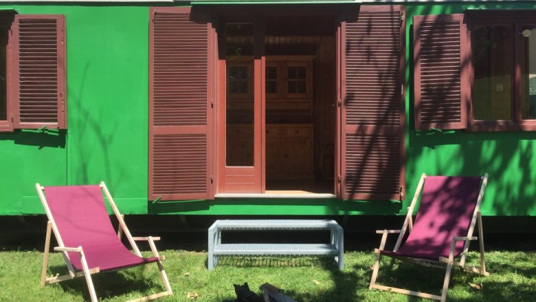 Vorgarten mit Liegestühlen, © M. Schorn Vorgarten mit Liegestühlen, © M. Schorn