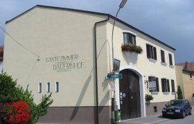 Familie Zöchmeister, © Zöchmeister Ein Gästehaus mit der Aufschrift 'Gästezimmer am Bauernhof Fam. Zöchmeister'.