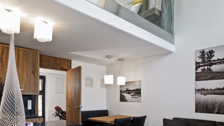 Apartment, © DCC Modernes Apartment mit Galerie, Holzmöbeln und stilvoller Beleuchtung.