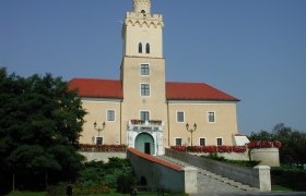 Schloss Dürnkrut, © Schloss Dürnkrut Schloss Dürnkrut mit Treppe und Blumen im Vordergrund.