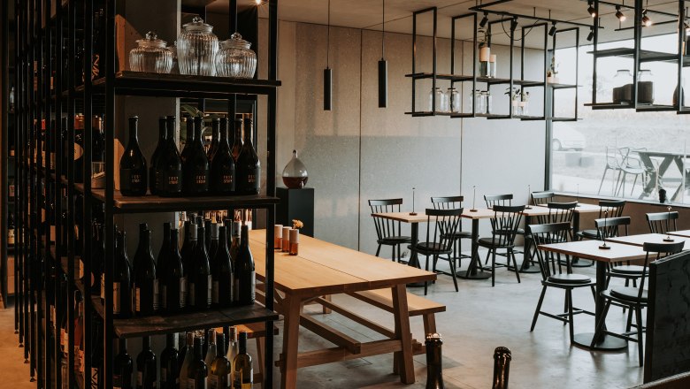 Kleinkrämerei, © Kleinkrämerei, Karin Belay Weinregal, Tische und Sessel