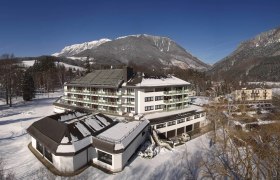 Parkhotel Hirschwang, © Parkhotel Hirschwang Parkhotel Hirschwang im Winter mit schneebedeckten Bergen im Hintergrund.