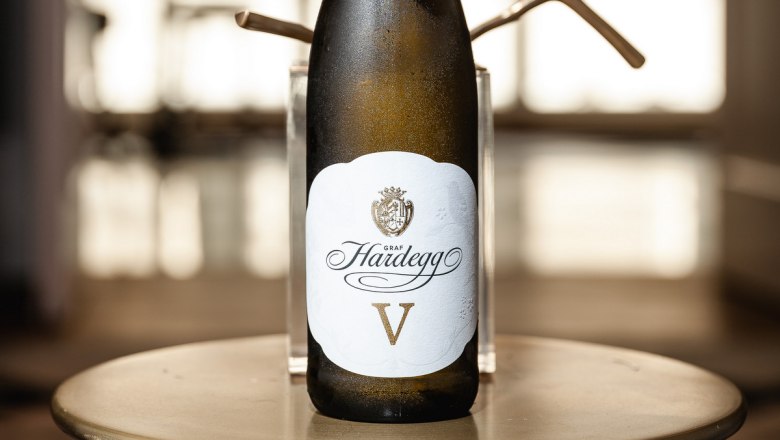 Viognier, eine französische Rebsorte, © Florian Smetana Weinflasche mit Etikett 'Graf Hardegg V' auf einem Tisch.
