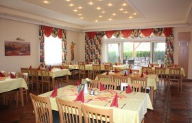 Zum Koxi, © Hans Tomsich Ein elegantes Restaurant mit gedeckten Tischen und roten Servietten.