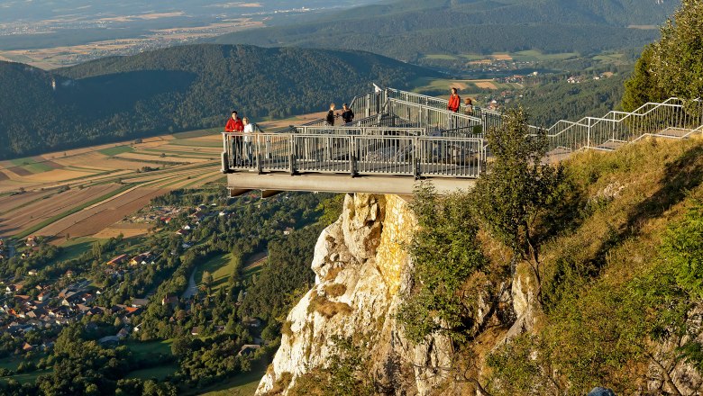 Skywalk Hohe Wand, © Wiener Alpen, Foto: Franz Zwickl Skywalk Hohe Wand mit Besuchern und Blick auf die Landschaft.