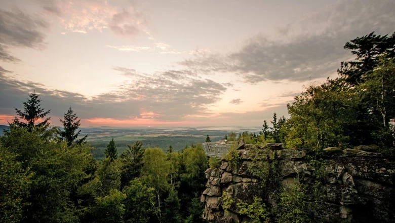 Mandelstein, © Studio Kerschbaum Aussichtspunkt Mandelstein mit Blick auf bewaldete Landschaft bei Sonnenuntergang.